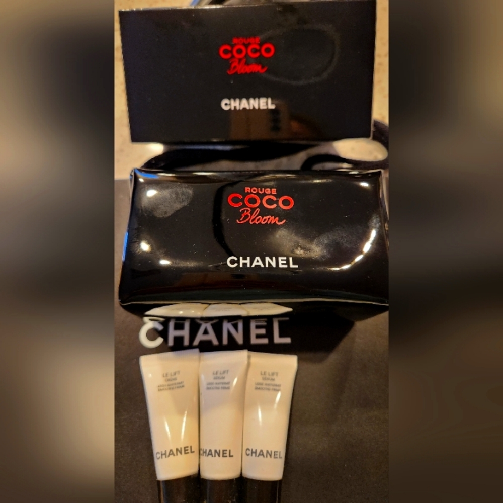 CHANEL Rouge Coco Bloom Case